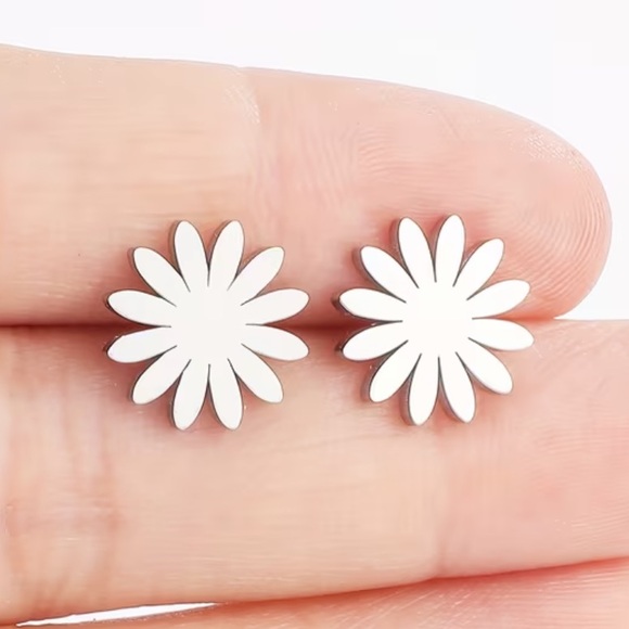Jewelry - Daisy Flower Silver Toned Stud Earrings